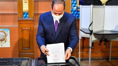نعرض اول صور لـــ الرئيس السيسى وهو يدلي بصوته في انتخابات مجلس الشيوخ