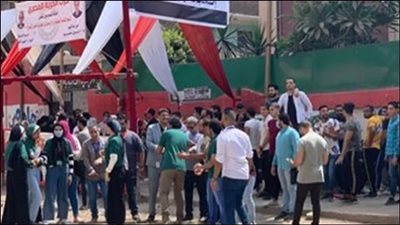على الرغم من الحرارة .. إقبال كثيف من شباب عين شمس أمام لجنة مدرسة الزهراء وقت الظهيرة
