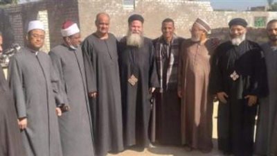 اباء كهنة يشاركون افتتاح مسجد بقنا ويفعلون هذا الامر بالمسجد بعد الصلاة