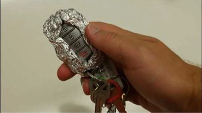 نكشف السر وراء وضع ورق ألومنيوم على مفتاح السيارة