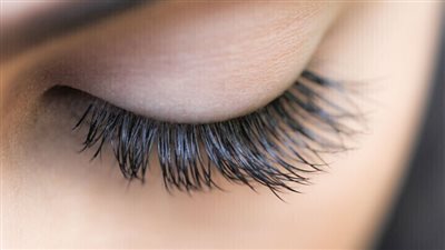 طريقة بسيطه ومضمونه لاطالة الرموش