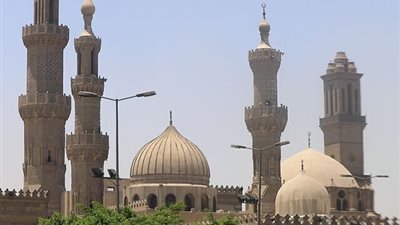 بالصور شاهد ما فعله كاهن أمام مسجد بالعبور اليوم و أشعل الأنترنت