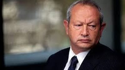 صورة نجيب ساويرس مع معجباته علي الشاطئ تبهر متابعيه ويلقبونه بالملياردير الروش