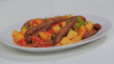 طاجن سجق بالبطاطس