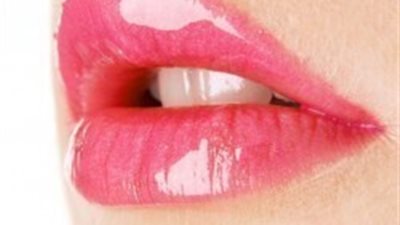 طرق سهله وبسيطه للعنايه بالشفاه