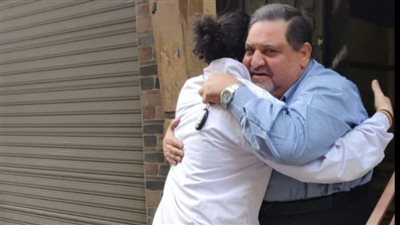 بالصور بعد الافراج عن باتريك جورج شاهد كيف استقبلتة اسرتة واول تعليق لوالدة