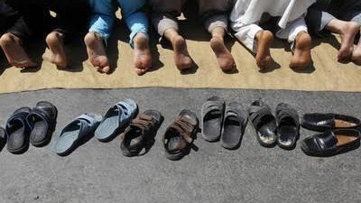 شاهد تعليق جرئ من خالد منتصر علي سرقة احذية المصليين في الجوامع