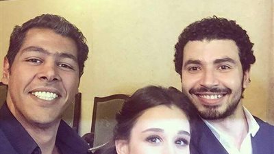 بالفيديو.. طابور عرسان مسرح مصر يزيد واحد.. كتب كتاب محمد انور نجم مسرح مصر كلنا نباركله