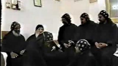 العذراء مريم تطعم راهب كفيف في وسط نور شديد في غرفته