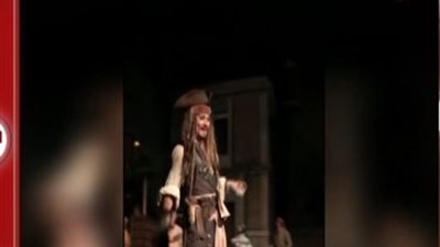 بالفيديو . . . جونى ديب يفاجئ جمهوره فى ديزنى لاند