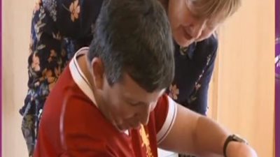 بالفيديو . . . مفاجأه ليفربول لمشجيعينه الاوفياء فيديو يستحق المشاهده