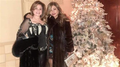 إلهام شاهين وليلى علوى بجانب شجرة الكريسماس والعدرا للاحتفال بالعام الجديد
