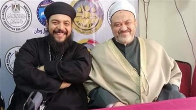بالصور شاهد مافعلة القس كاراس مع شيخ ازهري بسوهاج