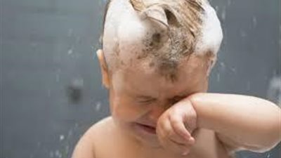 تغلبى على بكاء طفلك اثناء الاستحمام