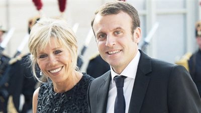 بالفيديو كيف انتصرت قصة حب ماكرون رئيس فرنسا وانتهت بالزواج من مدرسة تكبره سنا رغم رفض الأسرتين