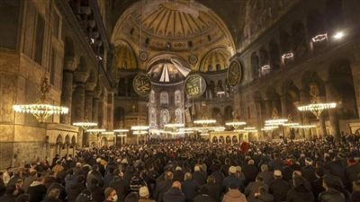 حنان ترك تعلن فرحتها بامتلاء كاتدرائية اياصوفيا بالمصليين بعد تحويلها لمسجد