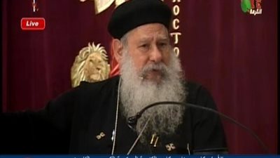 بالفيديو | شاب يلعب لعبة علي النت مثل القمار خسران فيها كل فلوسة و بيشرب سجائر كتير بسببها و بيشتم و تعجب ابونا مكاري من كلامه و يرد عليه