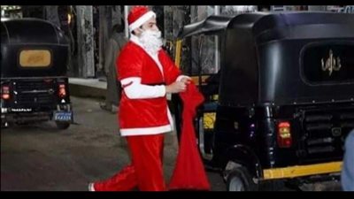 شاب غير مسيحي يرتدي زي بابا نويل ويوزع الهدايا علي الأطفال الأيتام