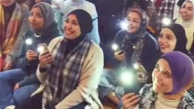 طلاب جامعين مسلمون يرنمون بمناسبة عيد الميلاد والتعليقات بين مؤيد ومعارض