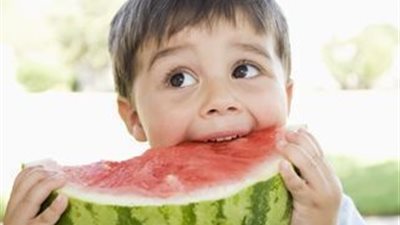 شاهد كارثة بسبب الخوخ والبطيخ الموخود فى الاسواق احذرو