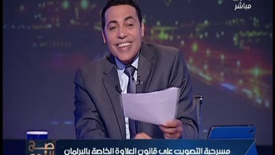 بالفيديو . . . مهزله حدثت من رئيس ابرلمان ويقر قرار بقانون لم يوافق عليه اغلبيه البرلمان والغيطي ينفجر من الضحك