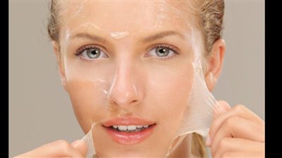 طرق طبيعيه لتقشير الوجه في المنزل