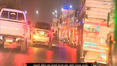بالفيديو | سي بي سي تعرض مشهد مرعب لسيارات النقل اسفل الدائري استعداد للسيطره علي الدائري في الاوقات المصرحه لهم
