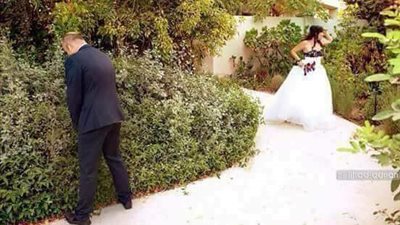 بالفيديو.. اغرب فوتوسيشن عريس اتزنق بيعمل حمام فى الشارع هتموت من الضحك