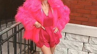 بالفيديو.. عجوز تتغندر ولا فى العشرينات .. هتموت من الضحك