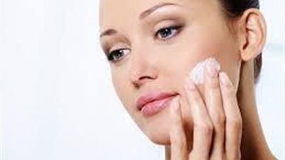 تغلبى على جفاف بشرتك بمرطبات طبيعيه