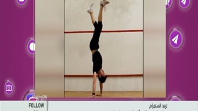 بالفيديو || شاهد ما فعله هذا الشاب ومهاراته فى التحكم بالكره وهو واقف على ذراعيه