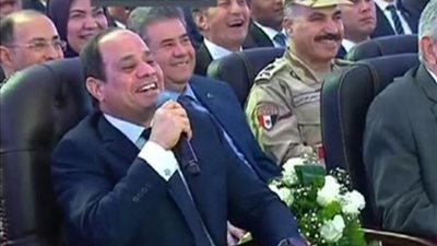 الرئيس السيسى يمازح المسئولين بمحور روض الفرج .. بهذه الطريقة