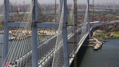 بعد افتتاح الرئيس .. شاهد شكل الممشى الزجاجى والمواطنين يسيروا علية ليلا اعلى كوبرى روض الفرج .. صور