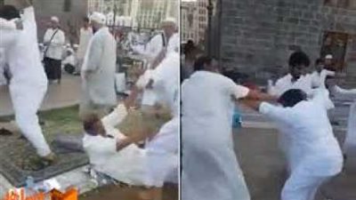 شاهد بالفيديو.. مشاجرة جماعية عنيفة بجوار الحرم في المدينة المنورة بهذه الطريقة البشعه