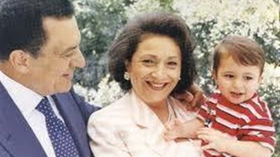 بالصور | نعرض لكم أول ظهور لحفيد «حسني مبارك» على «السوشيال ميديا» برفقة والدة ووالدتة