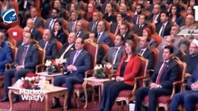 بالفيديو | شاهد الرئيس السيسي وكل الحضور امام العالم يشاهدون ويستمعون الي سبحوا الرب في جميع قديسيه .. هللويا