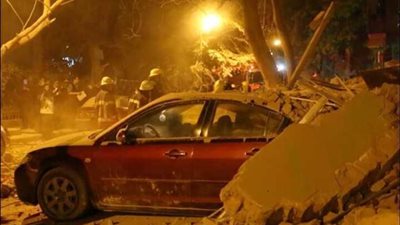 شاهد بالصور | لحظة انهيار عقار بمنطقة حدائق القبة