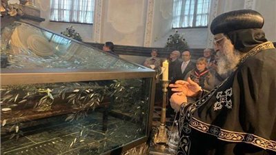 شاهد البابا تواضروس يزور المكان الذى يوضع فية رداء السيد المسيح والذى شهد على الالام اثناء صلبة