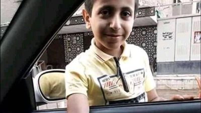 تعرف على قصة الطفل المسيحى الذى اثار ضجة على مواقع التواصل الاجتماعى بما يقوم بفعلة مع الناس فى الشارع والصليب على ايده