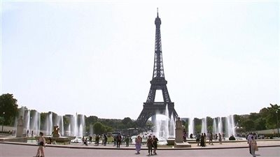 اخلاء برج ايفل وغلقة بصورة عاجلة من الشرطة الفرنسية .. والسبب ما قام بفعلة شخص غريب