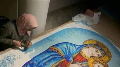 بالصور سارة وشيماء يشكلان صور العذراء مريم والملائكة بقطع السيراميك