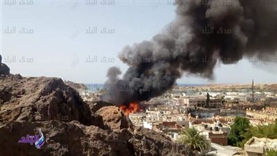 عــاجل | شاهد اول خسائر الحرارة المرتفعه .. حريق هائل بأحد المولات في السوق التجاري القديم بشرم الشيخ