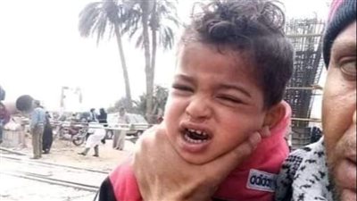 حادثة احزنت الملايين امي تضحي بنفسها تحت عجلات القطار من اجل انقاذ طفلها