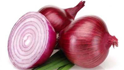 لهذه الأسباب يحذر الأطباء من أكل البصل النيء بكثره