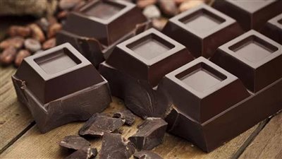 بعد اللي شافه بعينه داخل مصنع شكولاتة طبيب كبير يحذر من أكلها خاصة لهؤلاء