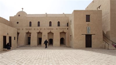 اول تعليق من الكنيسة بعد مطالبة رهبان دير الأنبا صموئيل بتدخل الرئاسة