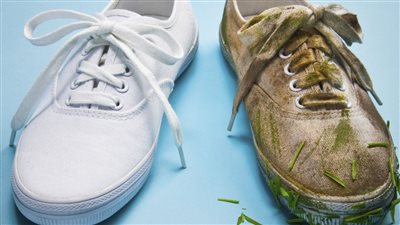 مهما كانت درجة اتساخه نضف الكوتشي الأبيض في دقيقة واحدة بهذه الطريقة