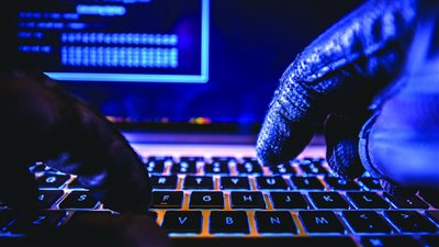 إعلامية شهيره تحذر من طريقه جديده للنصب علي عملاء البنوك