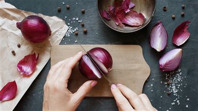 فوائد البصل الأحمر يعمل على وقاية الفم و الأنف