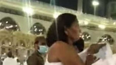 بالفيديو | شاهد سيدة بملابس مكشوفة فى الحج داخل المسجد بمكة مع الرجال تثير الجدل